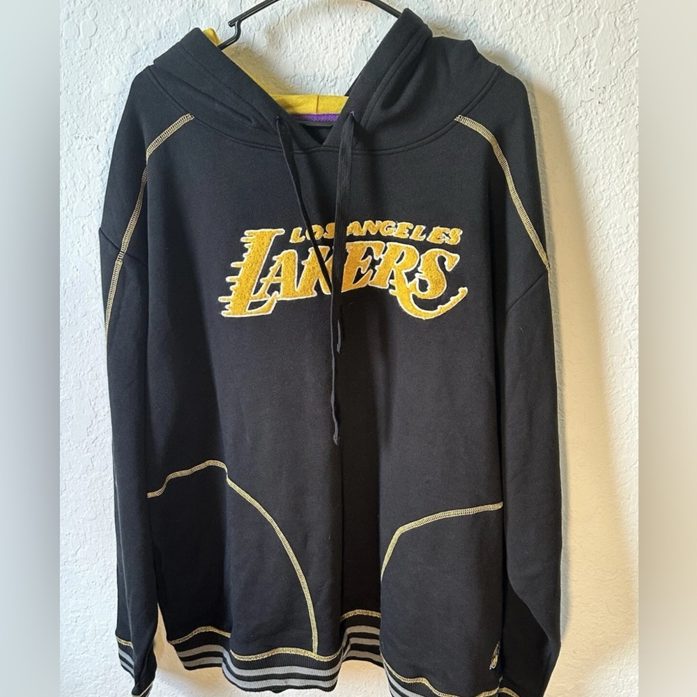 Men’s 2XL Los Angeles Lakers Stadium Essentials Black Pullover Hoodie Sweatshirt